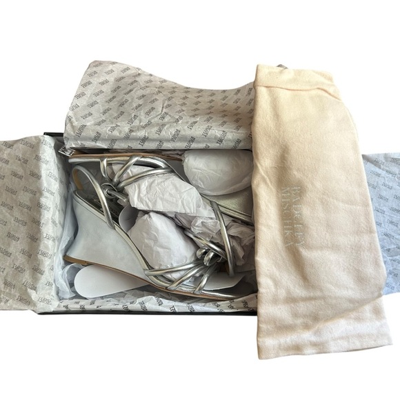 Badgley Mischka Luciana Wedge Sandal Sz 7.5 Knot Detail Silver Metallic Leather - Picture 2 of 12